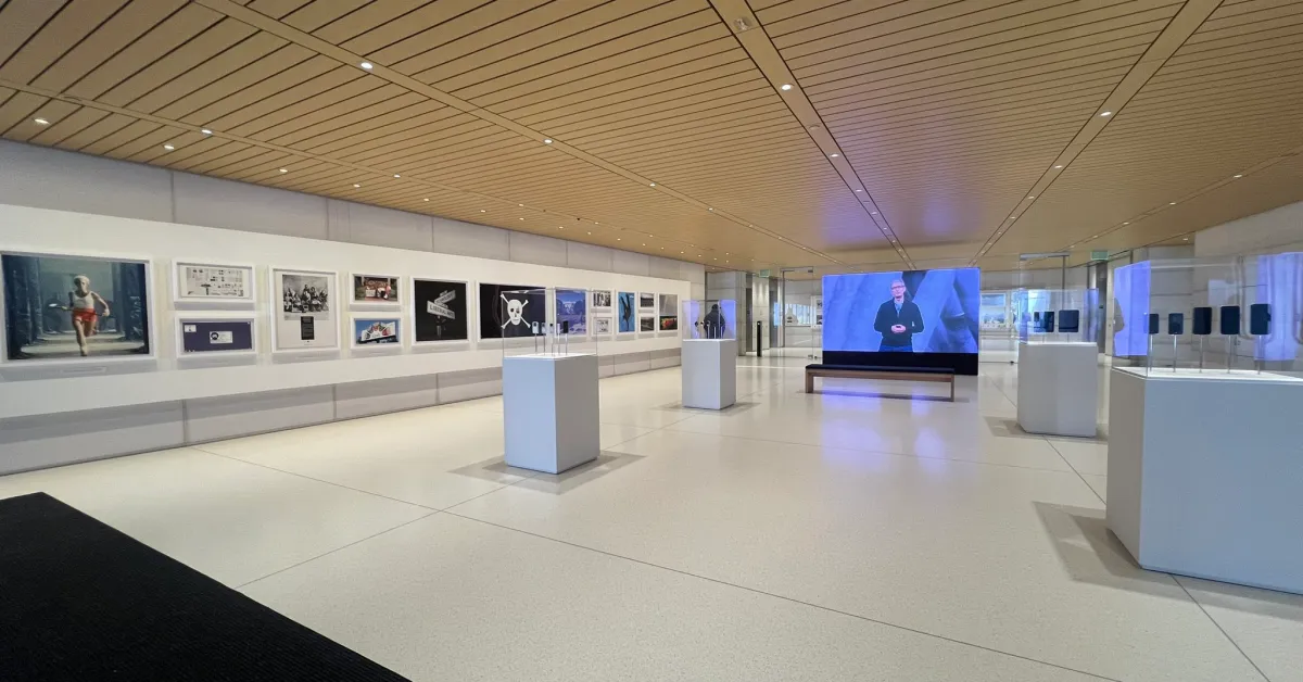Apple inauguró su exposición del 50 aniversario en Apple Park con productos icónicos y fotografías