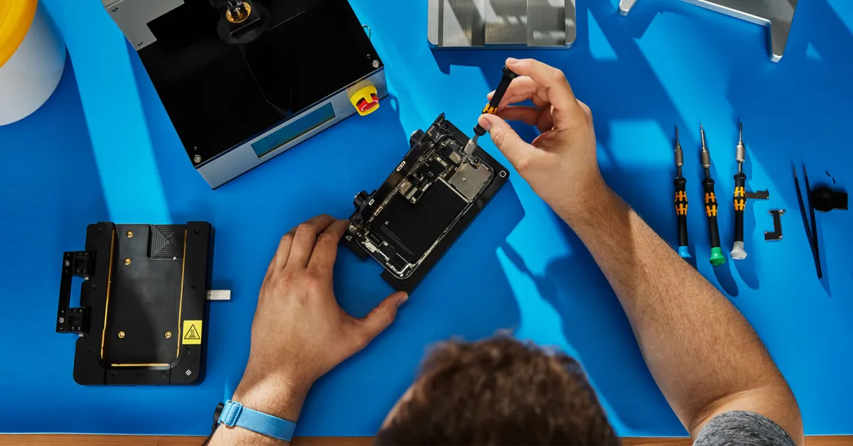 Apple, iPhone 17e, yeni MacBook'lar, iPad'ler için onarım kılavuzlarını yayınladı