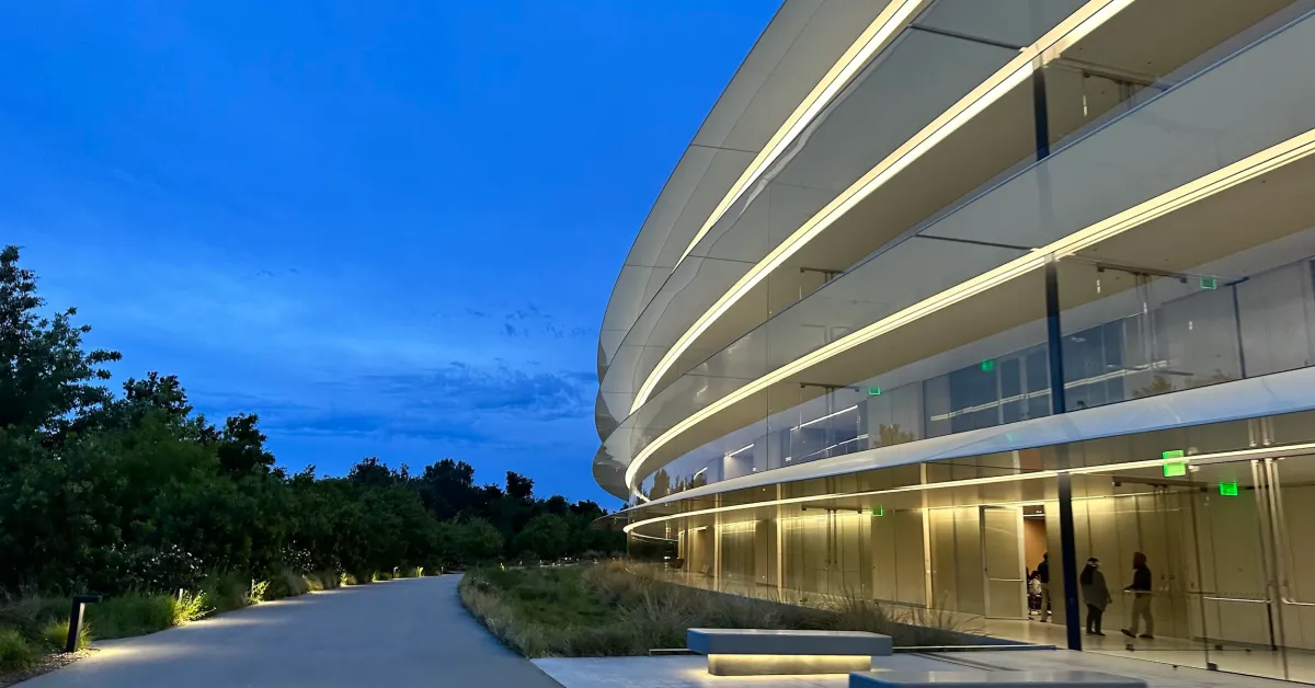Apple presenterà domanda per i rimborsi tariffari, pianificando di reinvestire il denaro nella produzione negli Stati Uniti.